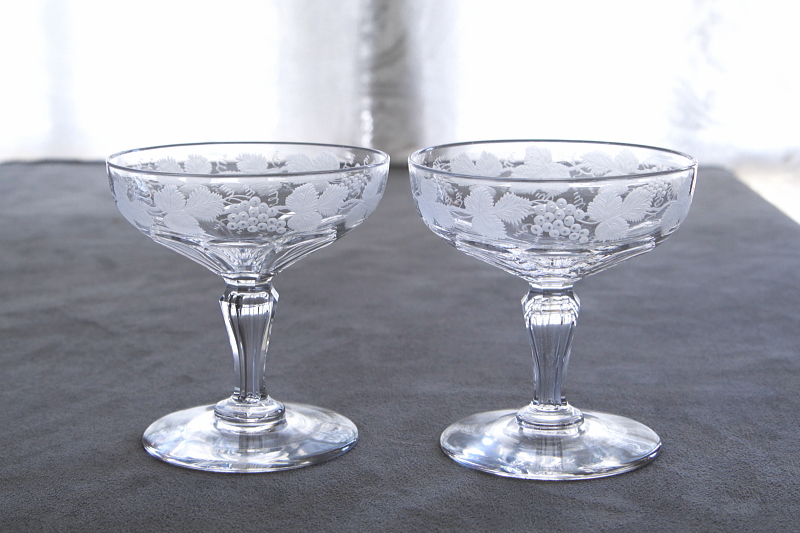 葡萄のエングレーヴィングシャンパンソーサー　イギリス　アンティークストリュフ