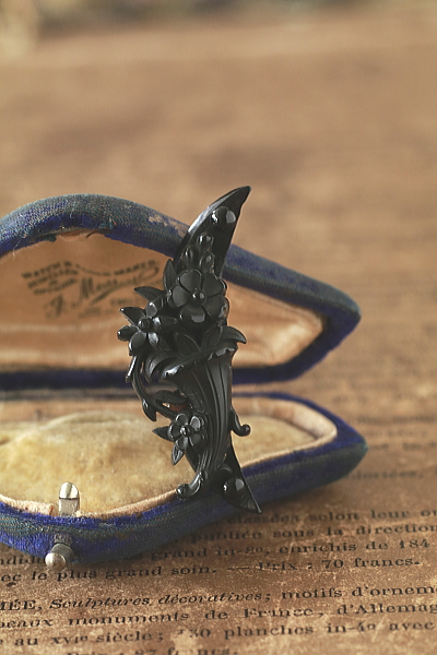 ヴィクトリアンヴォルカナイトブローチ　三日月　フラワーベース　イギリス　アンティークストリュフ