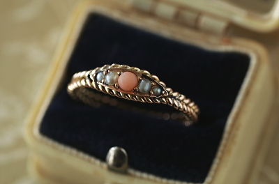 ピンクコーラル＆シードパール　ゴールドロープリング　イギリス　アンティークストリュフ