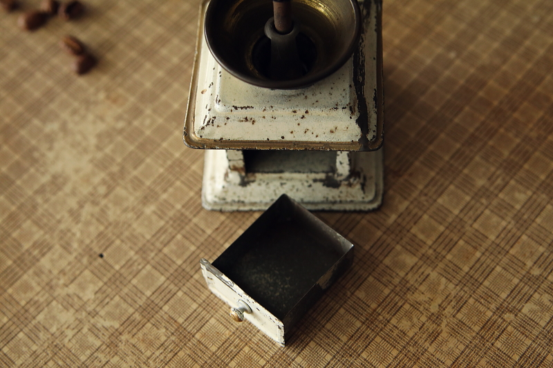 ブリキの箱型スパイスミル　フランス　アンティークストリュフ