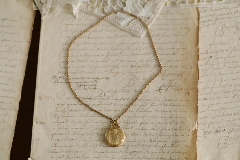 ゴールドトーンメタル　ロケットチャーム　ペンダント　イギリス　アンティークストリュフ