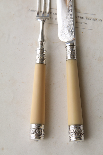 エングレービングのデザートナイフアンドフォーク　アイボリーハンドル　象牙　イギリス アンティークストリュフ