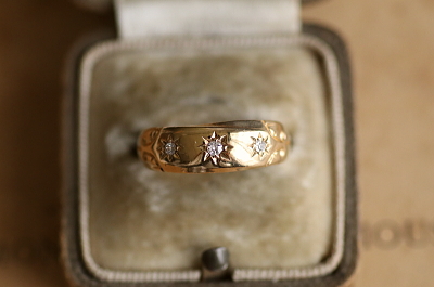 3ストーンダイヤモンドジプシーリング　三つ星　エンゲージリング　マリッジリング　イギリス アンティークストリュフ