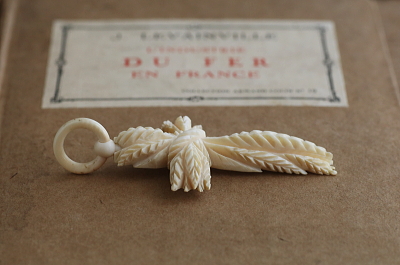 アイボリーペンダント　麦穂の十字架 ヨーロッパ　アンティークストリュフ