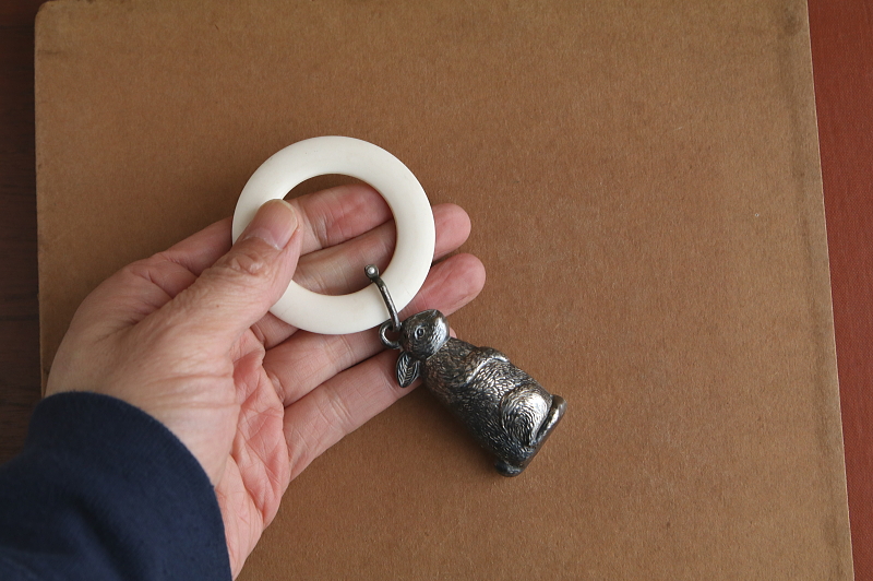 ウサギのベビーラトル　イギリス アンティークストリュフ