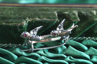 2羽のツバメペーストシルバーブローチ　アンティークジュエリー　ヴィンテージアクセサリー　イギリス　アンティークストリュフ 20251211