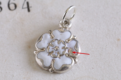 紋章のエナメルシルバーチャーム　イギリス　アンティークストリュフ