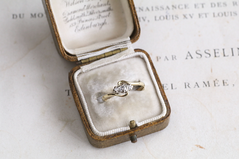 スリーダイヤモンドクロスオーバーリング　イギリス　エンゲージ　アンティークストリュフ