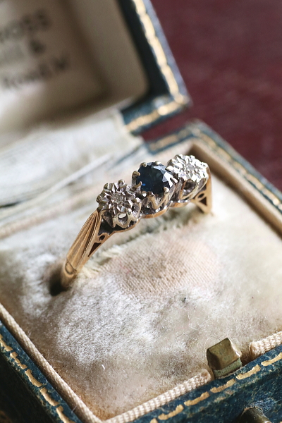 ブルーサファイアアンドダイヤ　3ストーンリング　イギリス　アンティークストリュフ 20260319