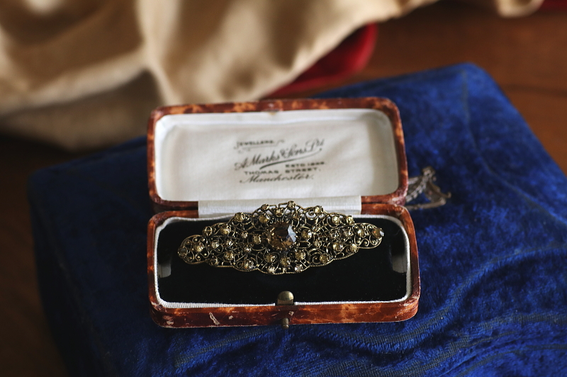 トパーズガラス　フィリグリーブローチ　ヨーロッパ　アンティークストリュフ