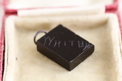 WHITBY JET　ブックペンダントチャーム　ジェット　イギリス　アンティークストリュフ