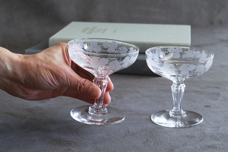 葡萄のエングレーヴィングシャンパンソーサー　イギリス　アンティークストリュフ