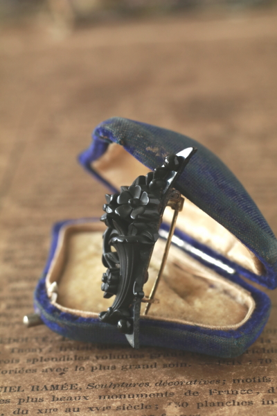 ヴィクトリアンヴォルカナイトブローチ　三日月　フラワーベース　イギリス　アンティークストリュフ