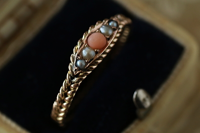 ピンクコーラル＆シードパール　ゴールドロープリング　イギリス　アンティークストリュフ