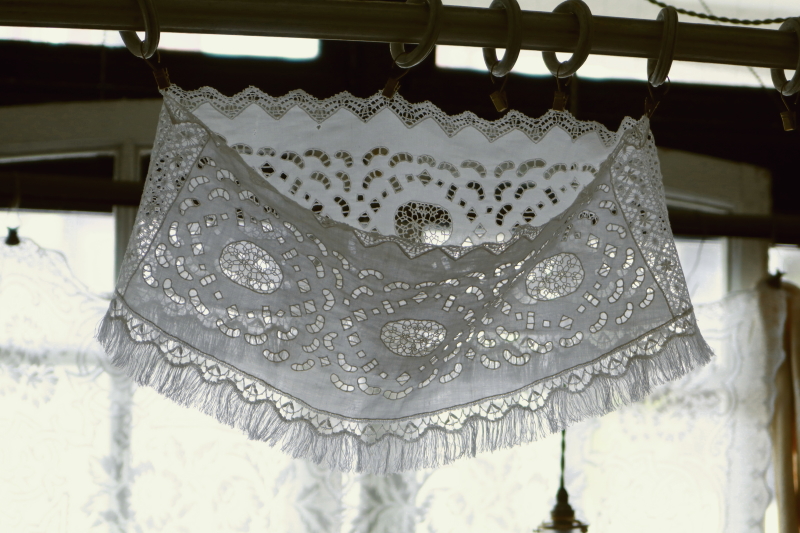 カットワークとレースのループリネンパネル　フランス　アンティークストリュフ