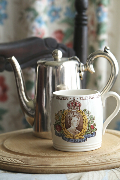 エリザベス2世のコロネーションマグ　spode copeland イギリス　アンティークストリュフ 20250829