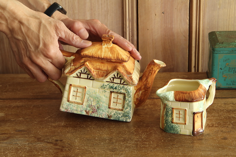 カントリーコテージティーポット　price and kensington PARAMOUNT POTTERY　アンティークストリュフ