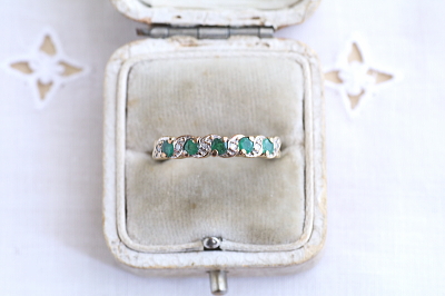エメラルドアンドダイヤモンド　バンドリング　ヴィンテージジュエリー　イギリス　アンティークストリュフ