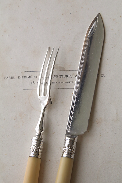 エングレービングのデザートナイフアンドフォーク　アイボリーハンドル　象牙　イギリス アンティークストリュフ