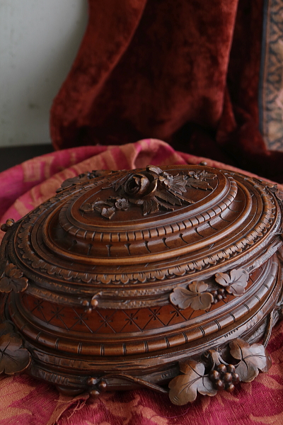 薔薇を飾るウォールナットジュエリーケース　木彫　フランス　アンティークストリュフ