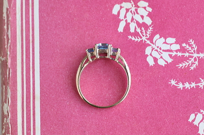 ステップカット　3ブルートパーズリング　イギリス　アンティークストリュフ　 20251218