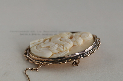 アイボリーカメオブローチ　小椅子の聖母　フランス アンティークストリュフ