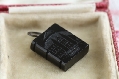 WHITBY JET　ブックペンダントチャーム　ジェット　イギリス　アンティークストリュフ