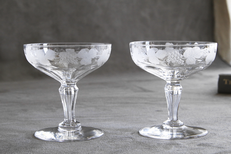 葡萄のエングレーヴィングシャンパンソーサー　イギリス　アンティークストリュフ