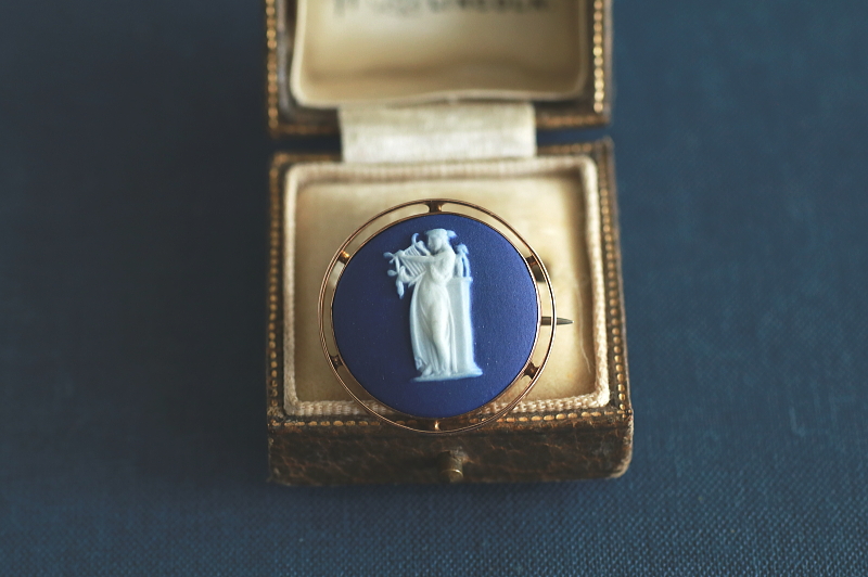 女神のジャスパーカメオブローチ　ウエッジウッド wedgwood イギリス　アンティークストリュフ