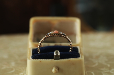 ピンクコーラル＆シードパール　ゴールドロープリング　イギリス　アンティークストリュフ