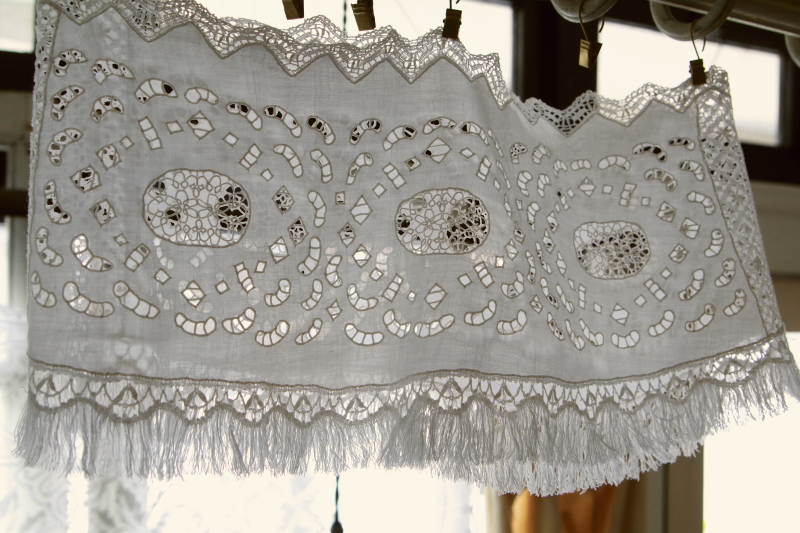 カットワークとレースのループリネンパネル　フランス　アンティークストリュフ