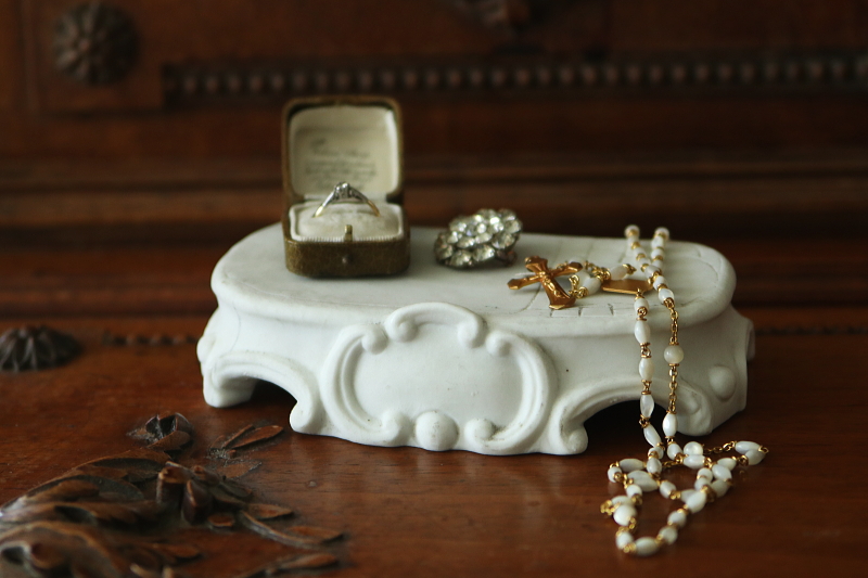 ホワイトビスクのステージ　フランス　アンティークストリュフ