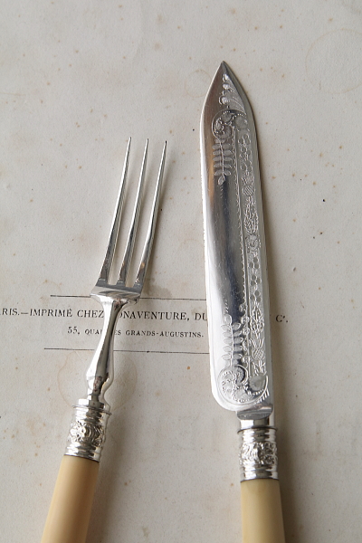 エングレービングのデザートナイフアンドフォーク　アイボリーハンドル　象牙　イギリス アンティークストリュフ