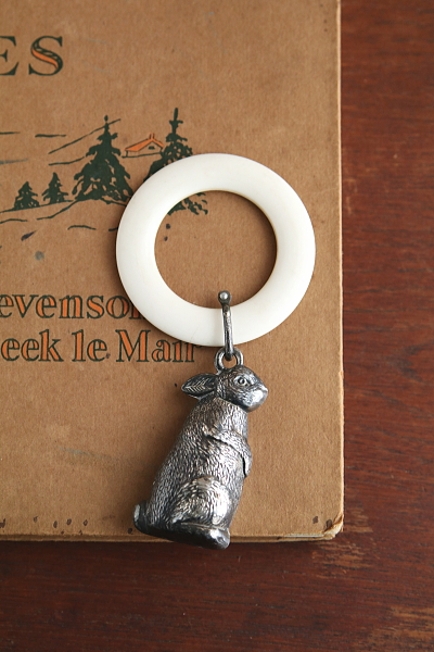 ウサギのベビーラトル　イギリス アンティークストリュフ 20251126