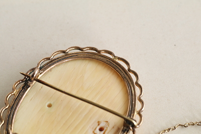 アイボリーカメオブローチ　小椅子の聖母　フランス アンティークストリュフ