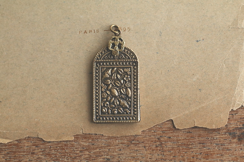 花のレリーフのカルネドバル　ヨーロッパ アンティークストリュフ