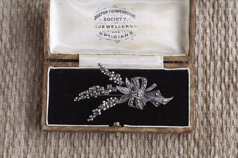 マーカサイトシルバーフラワーブローチ　ヨーロッパ　アンティークストリュフ