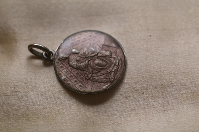 カラーエナメルのメダイ　スペイン　アンティークストリュフ