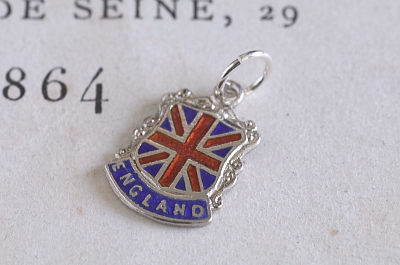 紋章のエナメルシルバーチャーム　イギリス　アンティークストリュフ