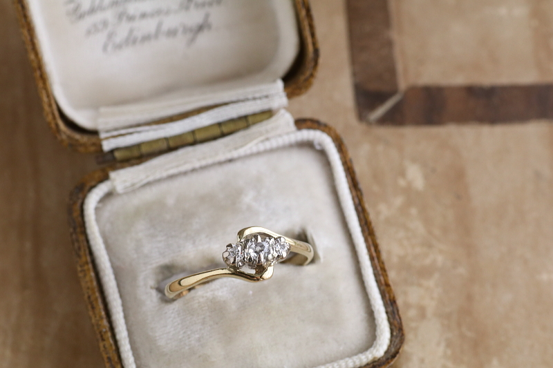 スリーダイヤモンドクロスオーバーリング　イギリス　エンゲージ　アンティークストリュフ