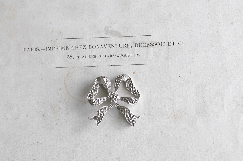 マーカサイト　リボンシルバーブローチ　フランス　アンティークストリュフ