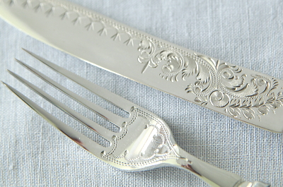 ハンドエングレーヴィングのデザートナイフ＆フォーク　イギリス　アンティークストリュフ