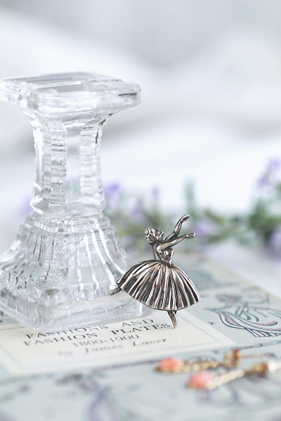 バレリーナシルバーブローチ　イギリス　アンティークストリュフ 20250520