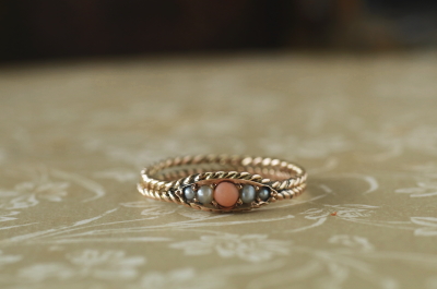 ピンクコーラル＆シードパール　ゴールドロープリング　イギリス　アンティークストリュフ