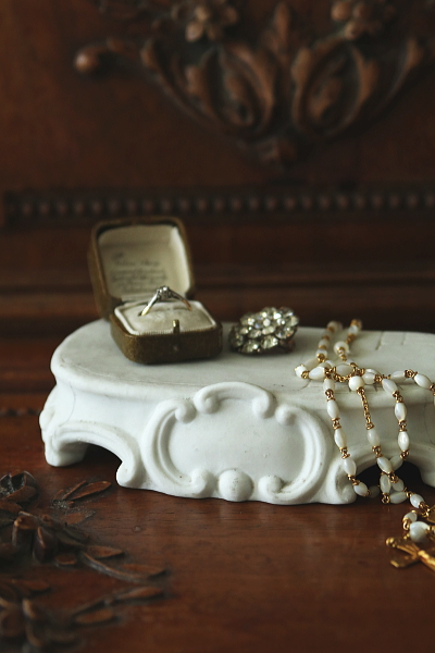 ホワイトビスクのステージ　フランス　アンティークストリュフ 20250710