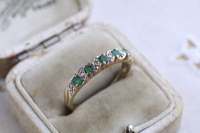 エメラルドアンドダイヤモンド　バンドリング　ヴィンテージジュエリー　イギリス　アンティークストリュフ