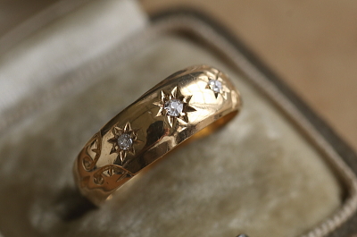 3ストーンダイヤモンドジプシーリング　三つ星　エンゲージリング　マリッジリング　イギリス アンティークストリュフ