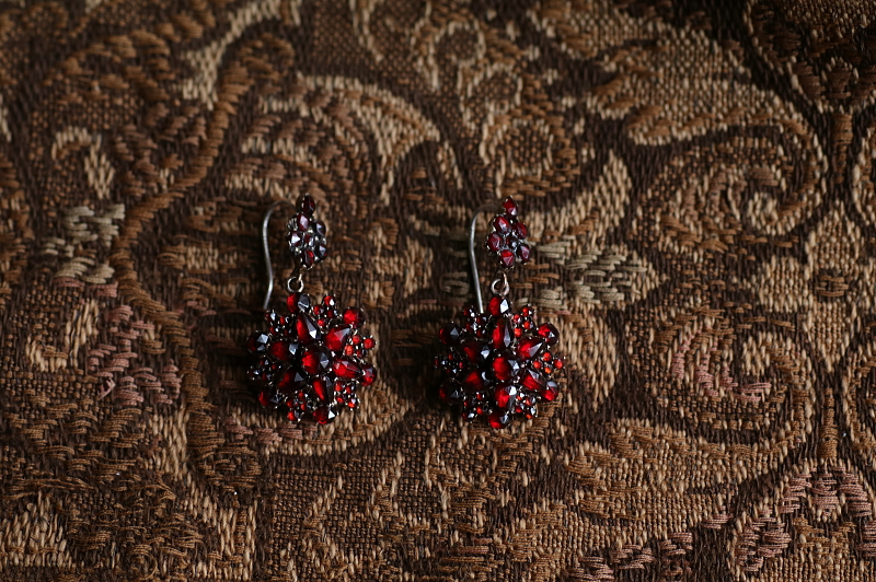 ボヘミアンガーネット　フラワードロップピアス　ボヘミア アンティークストリュフ