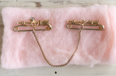 ホルンのカラーピンブローチ アンティークストリュフ 20251127