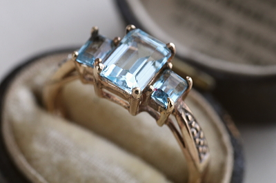 ステップカット　3ブルートパーズリング　イギリス　アンティークストリュフ　 20251218